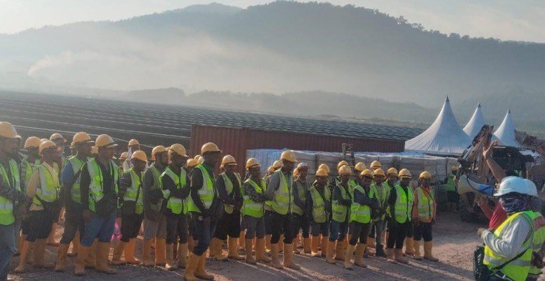 Hwa Lee site team at a morning safety briefing